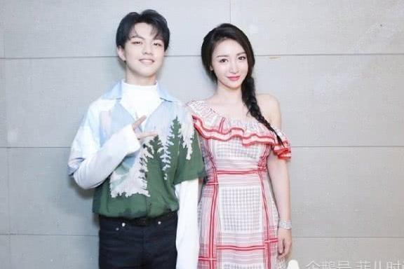 柳岩紧出了名！穿深V包臀裙现身，网友直呼：这身材简直在拉仇恨