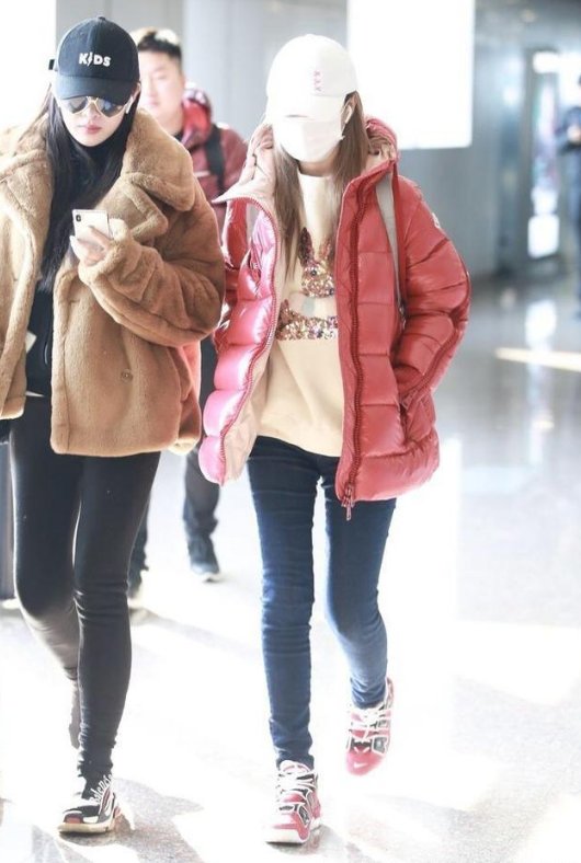 李小璐又换新发色却遮着不给看，穿红色羽绒服还没旁边闺蜜洋气