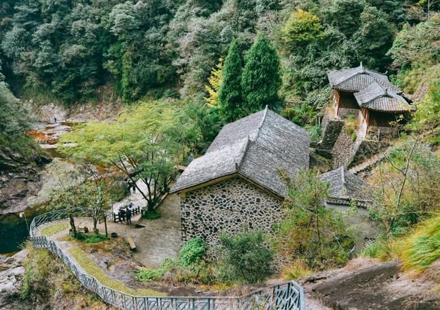 浙江有个地方像极了九寨沟，拥有上万亩原始次生林，称为华夏一绝