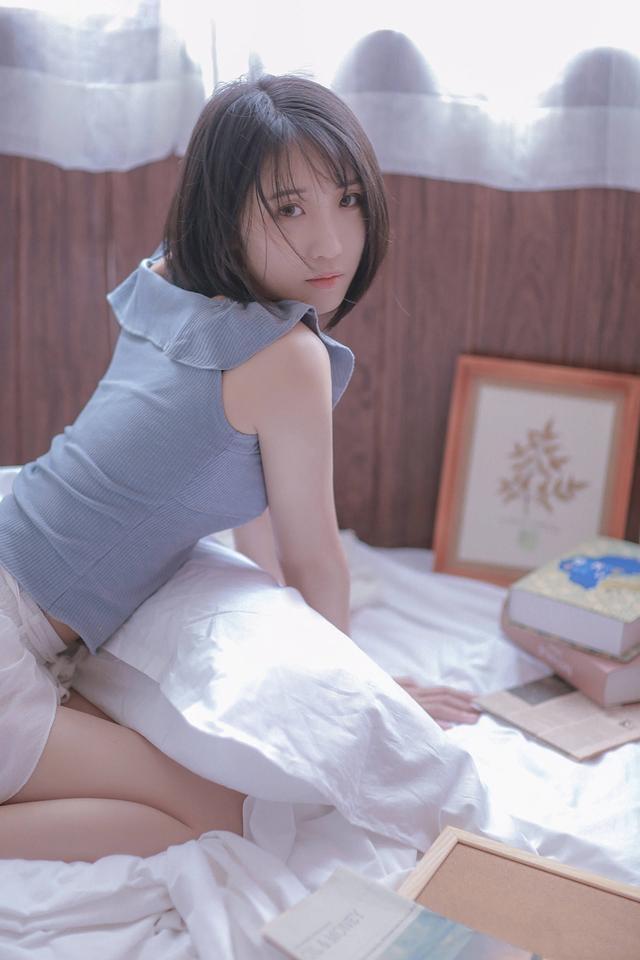 甜美的小姐姐穿白纱短裙,勾勒出腰部曲线,尽显优雅大气