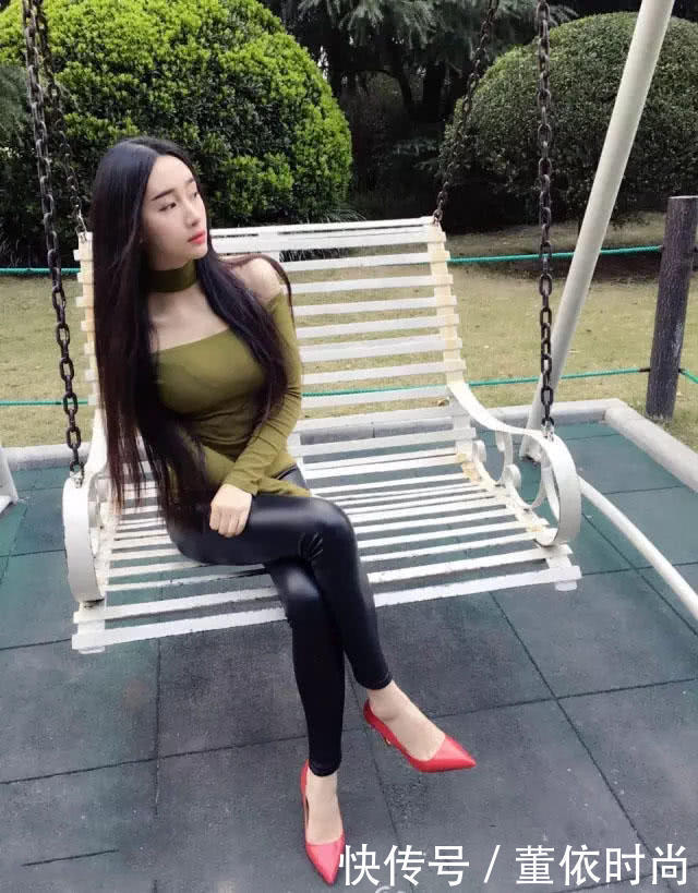 曾经众多老司机的心中女生网红小姐姐，现在沦为广告模特也算善始