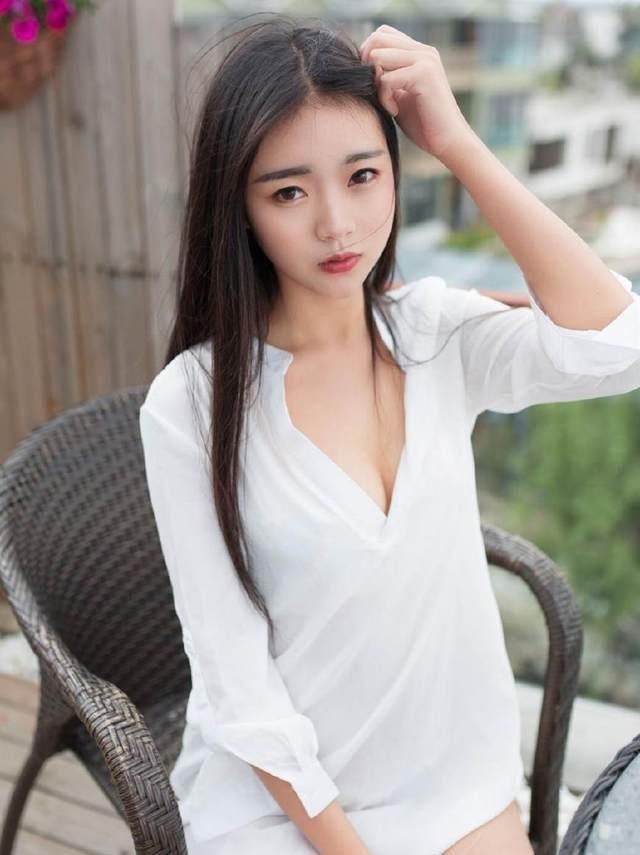 高颜值美女，一袭素雅白裙，诠释曼妙身姿