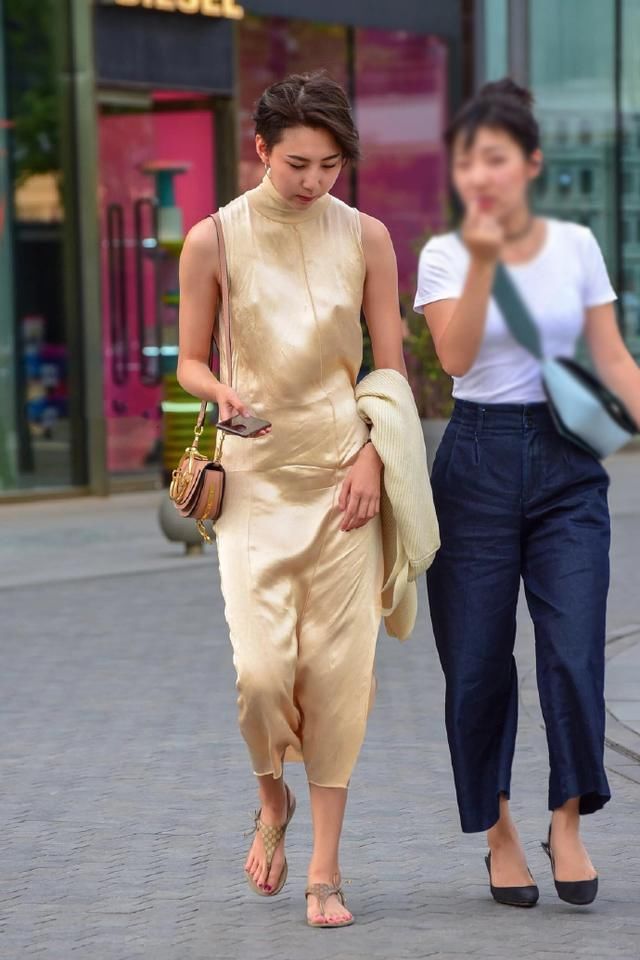 短发美女真空出街，穿一件贴身的金黄色连衣裙，网友：只看两点！