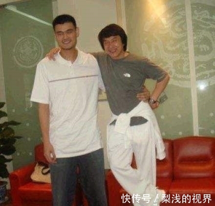『椅子』和姚明合照怎样不显矮?成龙机智站椅子上,周杰伦也曾晒图调侃