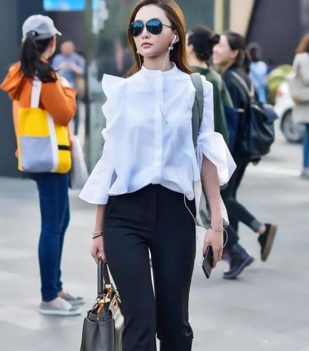 #美女#街拍：身材高挑的美女，一条米色的连衣裙，穿出时尚魅力女人味