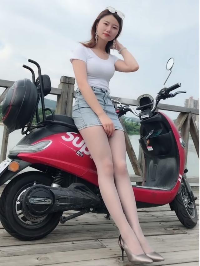 白色丝袜与银色高跟一起穿，一看就是个漂亮的女司机!