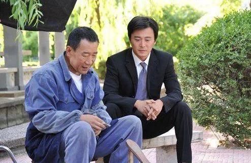 拾荒老人晕倒路边,父亲花8万救起性命,十天后