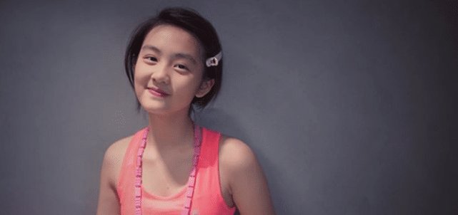  「黄磊」黄磊大女儿多多穿粉色背心出镜,网友:你为什么这么好看?