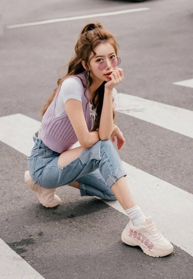 『穿搭指南』资讯丨泫雅示范 MLB 春日穿搭,可盐可甜,魅力难挡!