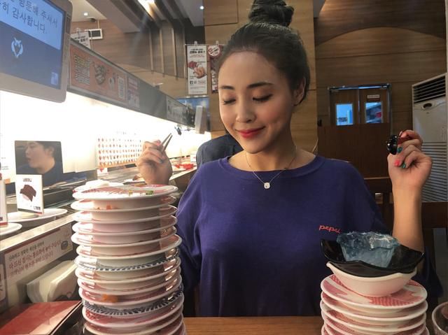 火辣甜美的女王，肌肉很强大，身材超兽化，一顿能吃10盘牛肉