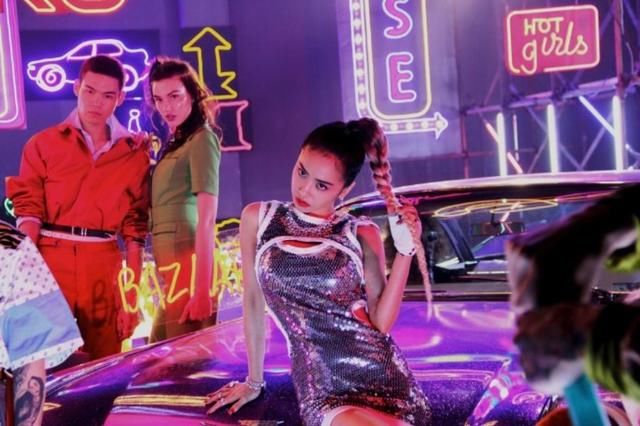 热巴倪妮美如人鱼公主，明星超模都在穿的亮片裙，到底有多惊艳?