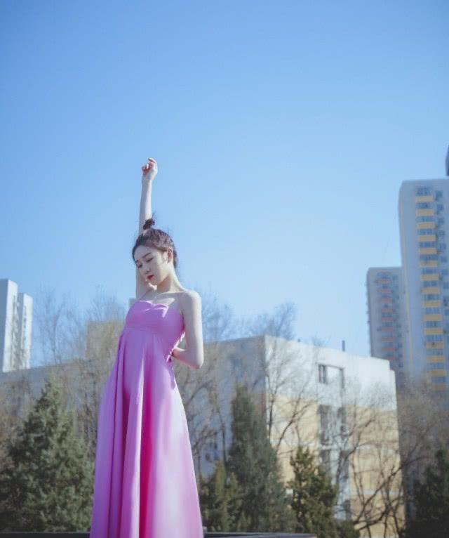『丸子头』李子璇厉害,穿199的橙色衬衫配299的牛仔裤,活力十足
