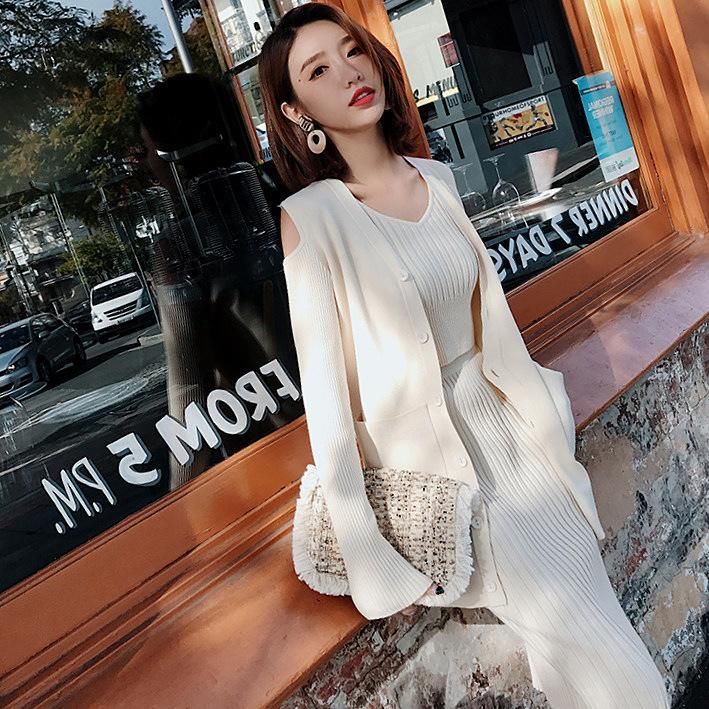 马上国庆了，出门游玩千万别穿碎花裙!瞧这港风套装，减龄又方便