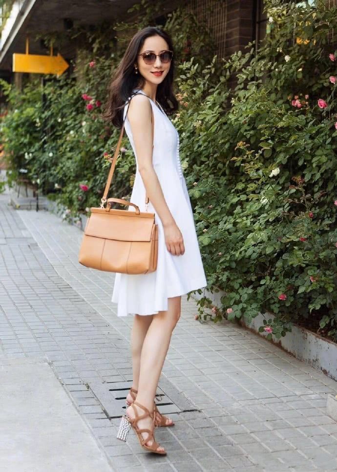 韩雪穿超短裤去机场，暴露了一双惊艳美腿，这哪像35岁的样子啊