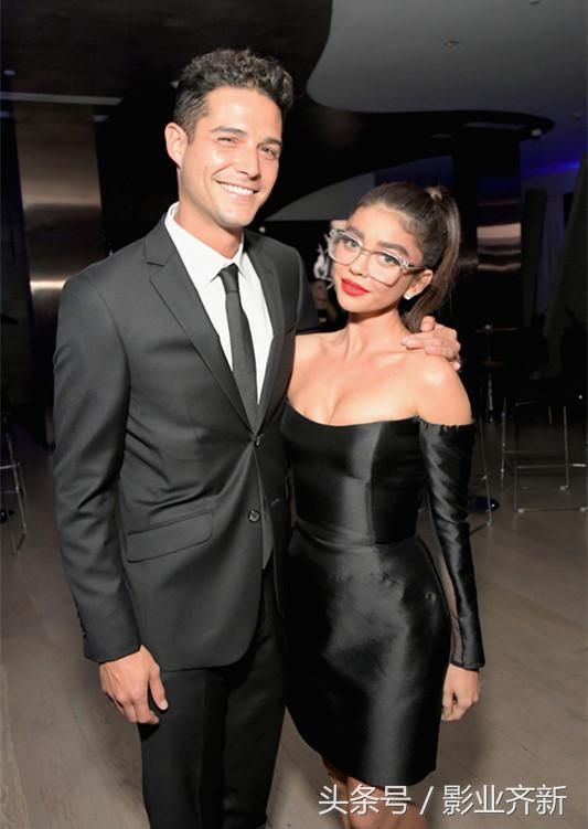 《摩登家庭》大姐萨拉海蓝德与男友现身，一袭黑裙时髦到炸裂