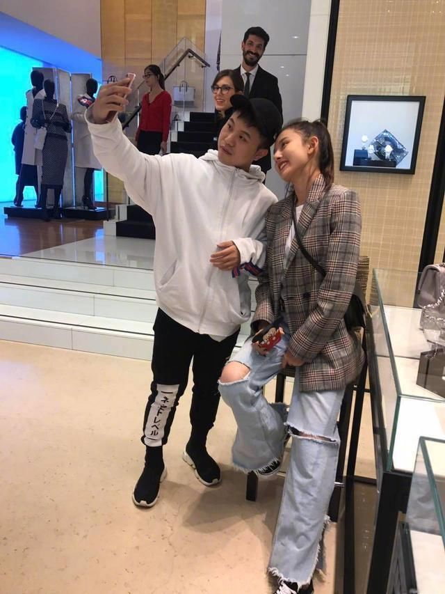 路人镜头下的宋祖儿更好看,胶原蛋白满满,螺旋的高跟鞋很抢眼!