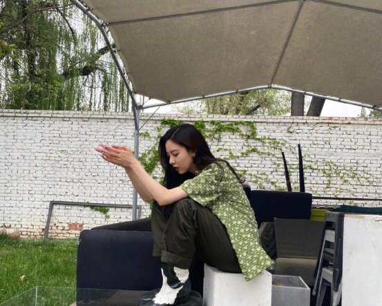  「时髦」牛油果色不会穿?看看这些街拍吧,照着穿就行,好看又时髦