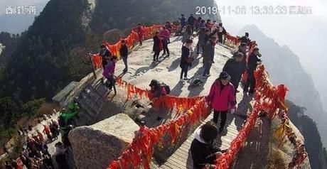 女大学生华山景区自拍坠崖身亡 景区拒绝负责：自拍害死人