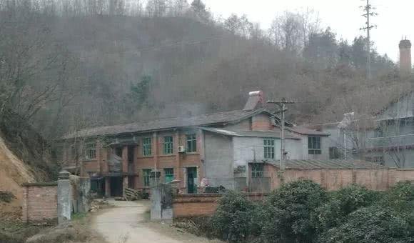 秦岭巴山之间这家兵工厂，建筑破败，一片废墟，成了牛羊的乐园