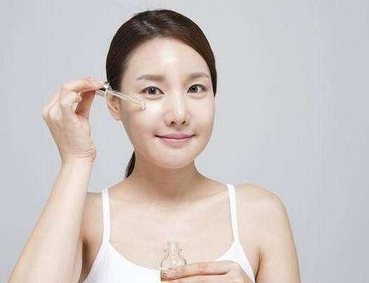  「皮肤」女孩子睡觉前，坚持这几个细节，皮肤就会悄悄变白，颜值越来越高