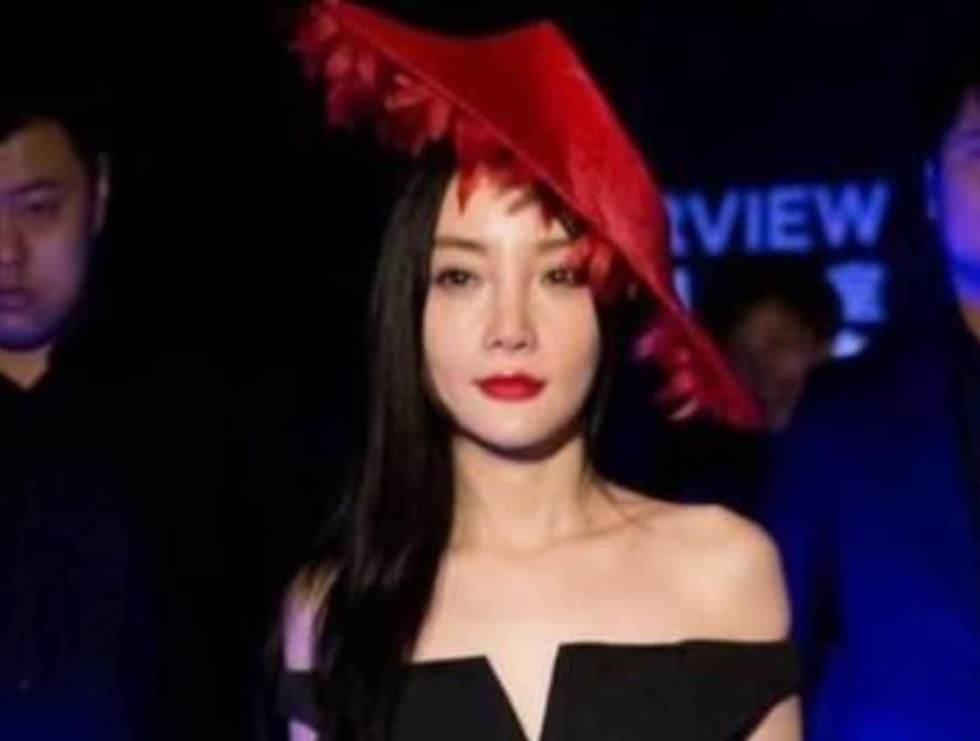 李小璐是不会打扮了吗?戴个“台灯罩”就出来了