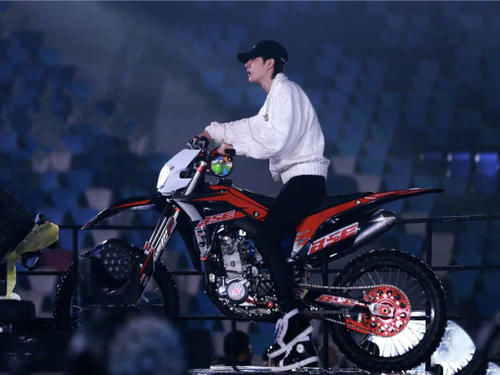 王一博跨年演唱会骑摩托