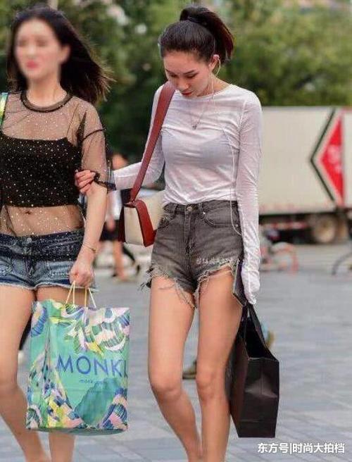 街拍：图1小姐姐打伞防晒，长裙飘飘，心疼走在她旁边的男生！