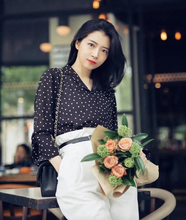  【阔腿裤】春天“女王时尚博主”穿衣搭配构思，波点衬衫配搭乳白色休闲裤子，显瘦又显高