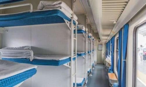  站点@中国首列全卧铺火车，全程几百公里中途无站点，被赞“流动