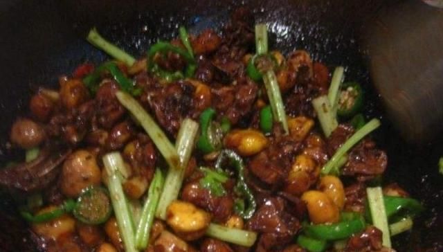  【板栗烧鸡】板栗搭配鸡肉，无敌美味回味一整天！