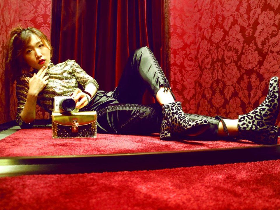 亲身示范丨原来真的可以在试衣间自拍出时尚芭莎封面!