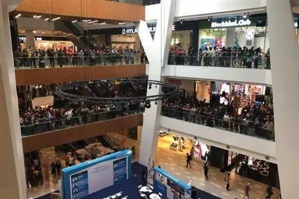 果粉疯了!上万人排队抢300块的iPhone5S,太超值了!
