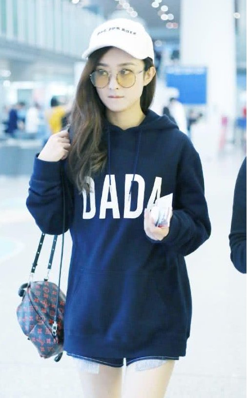 赵丽颖也开始玩“下衣消失”,就看见两张“纸”,这搭法简直太6了