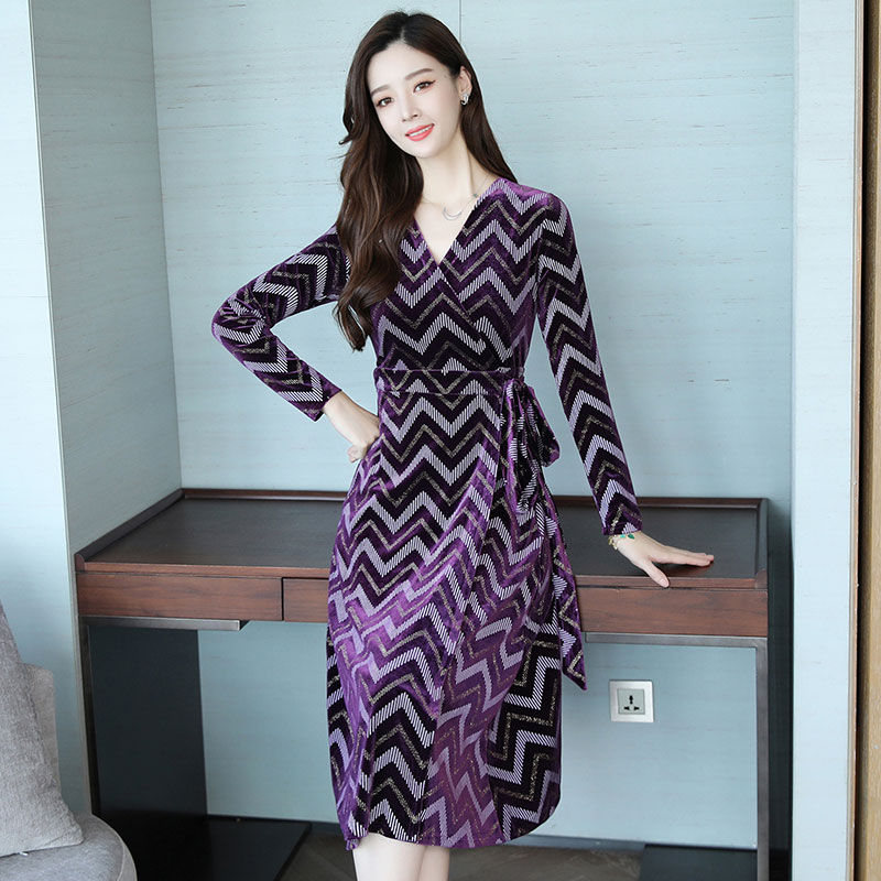 入秋聪明的女人穿上精致的几款连衣裙，显美嫩又洋气，值得一看