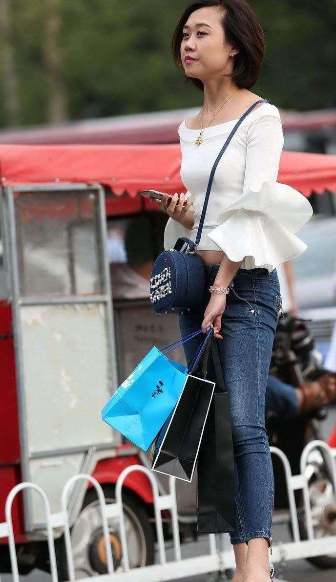 街拍: 紧身牛仔裤露肩夏装, 气质十足!