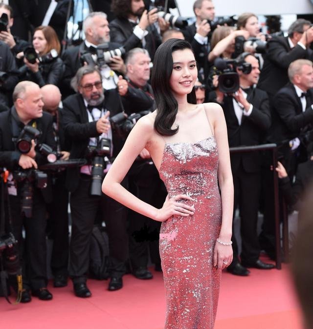 168cm迪丽热巴撞上178cm奚梦瑶，网友长相比身材更重要