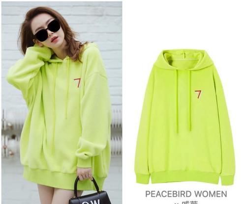  『戚薇联名款』开春不穿水果色卫衣怎么行，男星女星都在穿，再不穿一件就out了