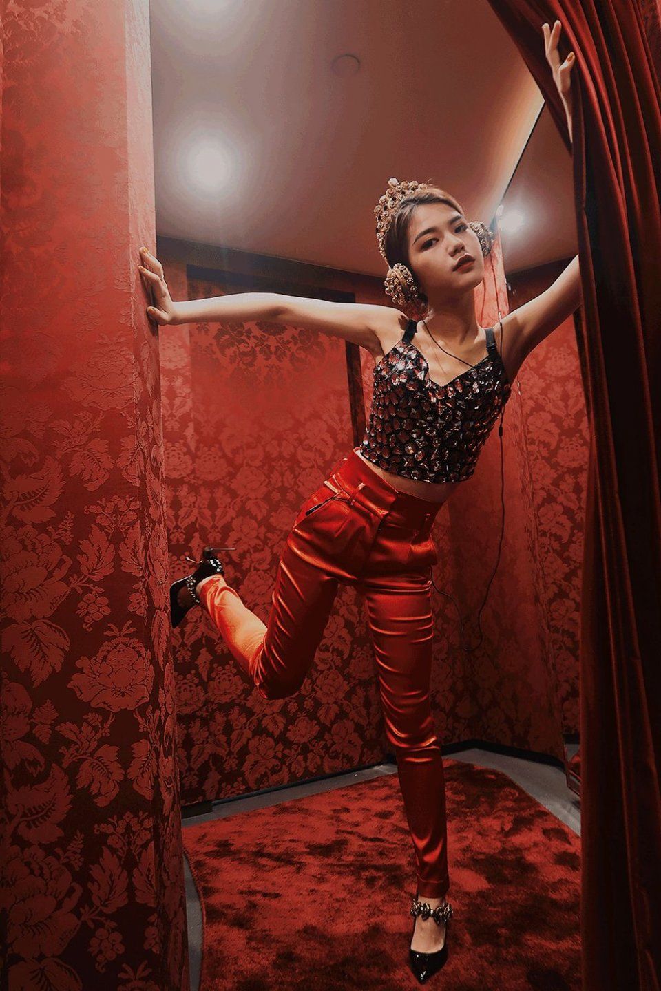 亲身示范丨原来真的可以在试衣间自拍出时尚芭莎封面!