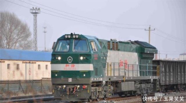 印度游客第一次乘坐中国的火车,这一个举动让列车员感到无语了!