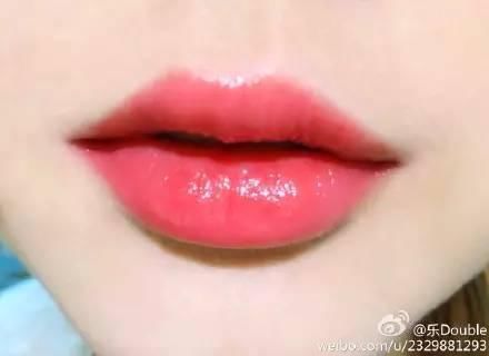 砖红色，吃土色已经OUT了!水红色口红颜色才是今年秋天的流行色