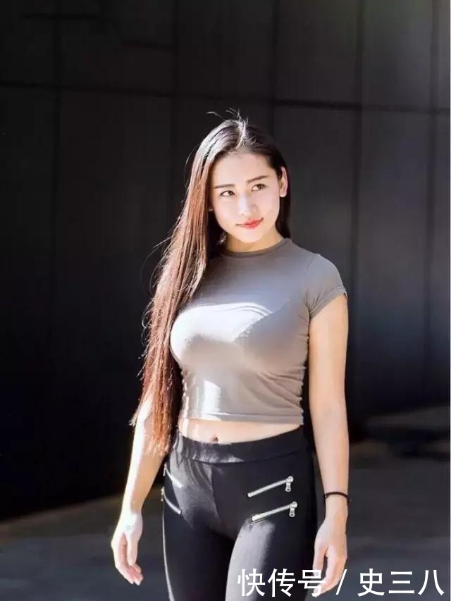  『摄影』街拍美图摄影丰腴的30多岁美妇人, t恤被硬撑出了紧身衣效果！