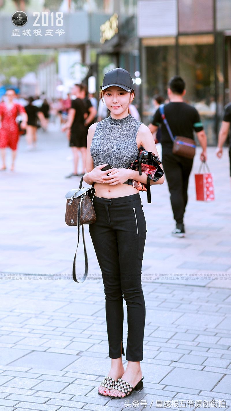 街拍:喜欢标新立异，渴望与众不同的女孩