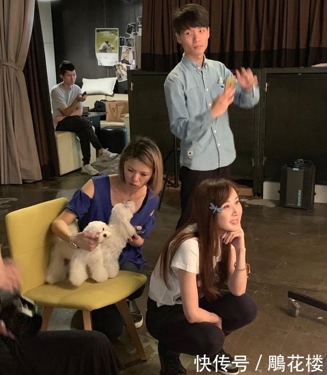 『 全身』穿健美裤露脐装秀身段，“亚洲蹲”全身无赘肉，51岁萧蔷真放得开