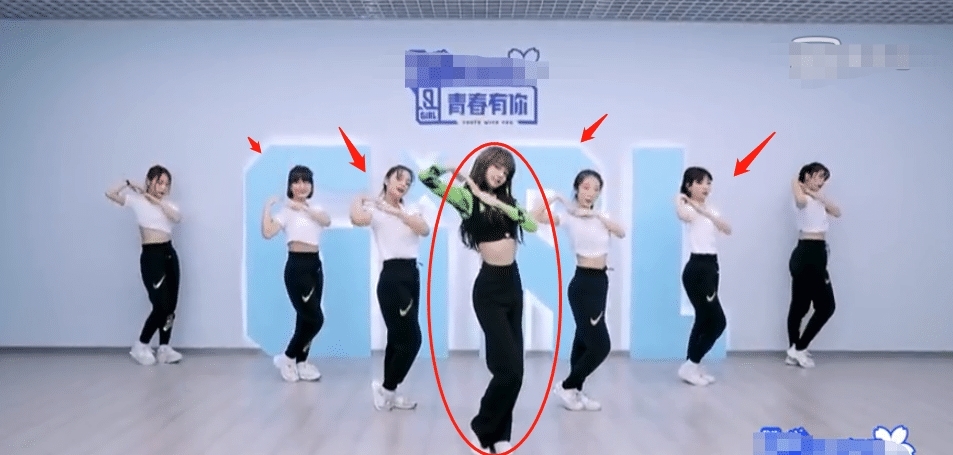 学员:Lisa《青你2》主题曲,与学员差距一望即知,堪称教科书级别
