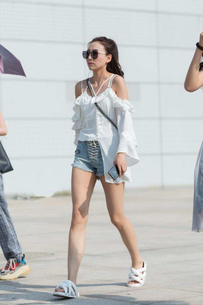 重庆街拍, 气质美女注重个人形象, 美丽大方, 释放成熟女性的魅力