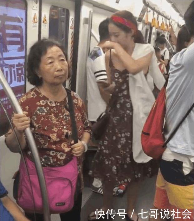 美女身穿连衣裙乘地铁，上来一大妈，美女瞬间不淡定了