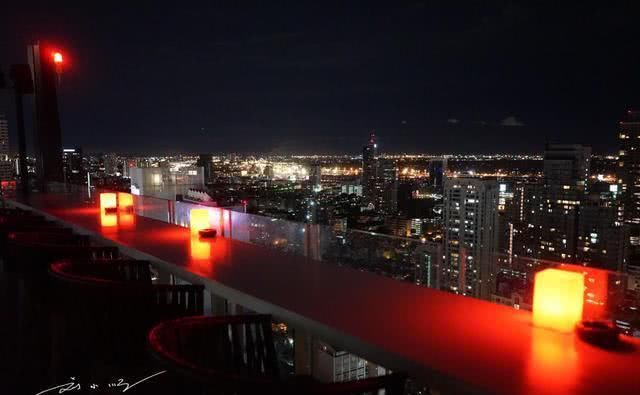 泰国曼谷被誉为“东南亚第二城”，看看夜景相当于中国几线城市？