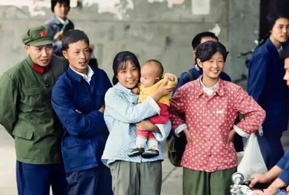 外国人拍摄的70年代中国老照片：想不到70年代的人们是这样子