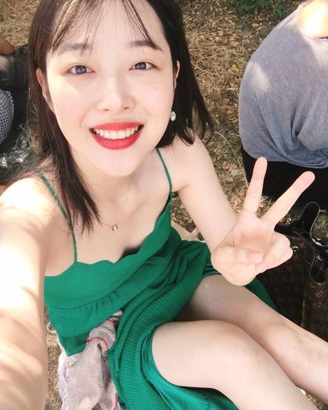 沈月雪莉何穗撞衫 同款绿色长裙谁更美?