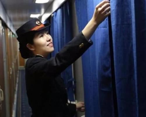 为啥火车“半夜”经过一些地方，乘务员会强制拉上窗帘？看完涨知